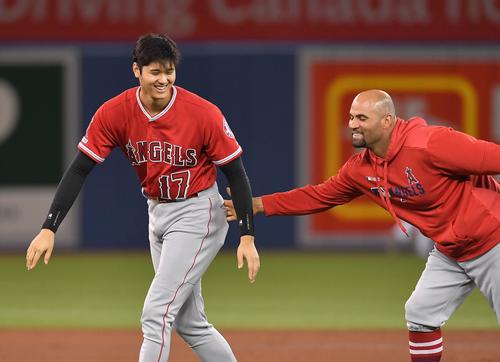 ブルージェイズに勝利し、おどけるプホルス（右）からお尻を叩かれるエンゼルス大谷（撮影・菅敏）