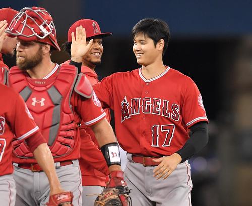 ブルージェイズに勝利し、笑顔でナインとタッチをするエンゼルス大谷（撮影・菅敏）