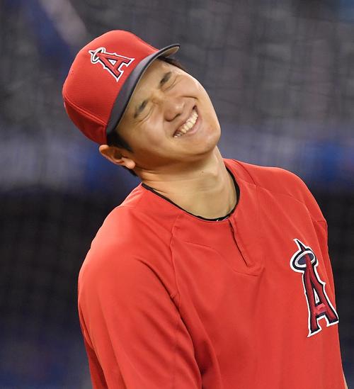ブルージェイズ対エンゼルス　試合前の練習中に笑顔を見せるエンゼルス大谷（撮影・菅敏）