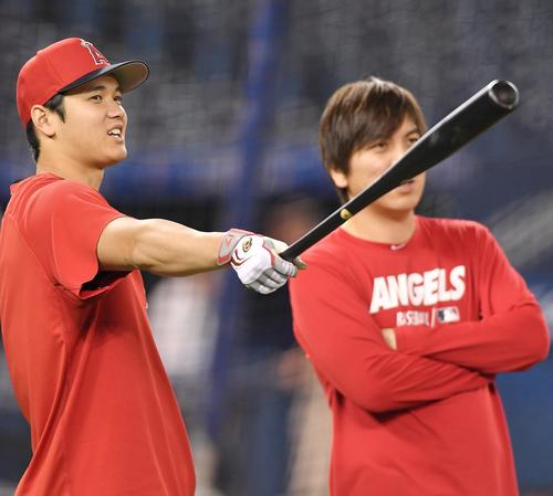 ブルージェイズ対エンゼルス　試合前の練習中に水原通訳（右）と話すエンゼルス大谷（撮影・菅敏）