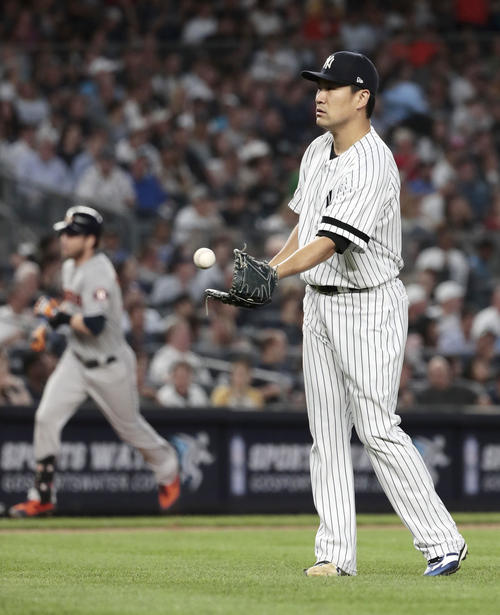 6回、レディック（左）に同点2ランを浴びたヤンキース田中（共同）