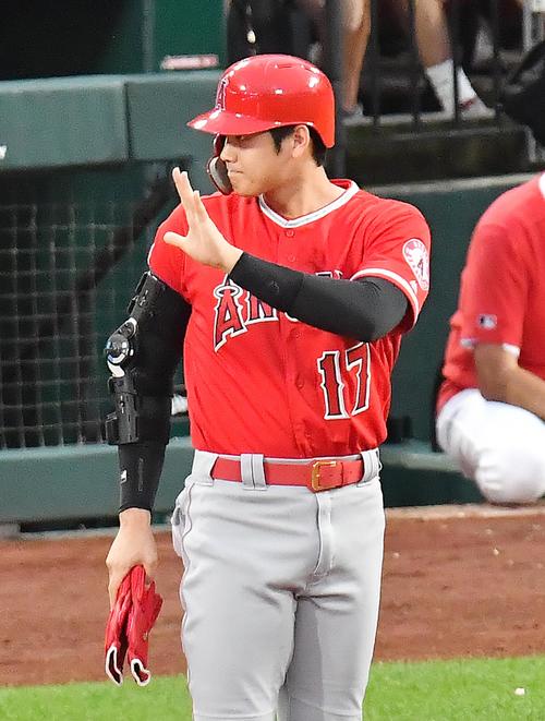 カージナルス対エンゼルス　6回表エンゼルス1死一、二塁、代打で出場し、右前打を放ったエンゼルス大谷は、一塁走塁コーチに向かって手を上げる（撮影・菅敏）