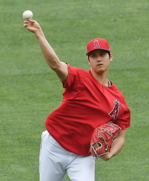 エンゼルス対レッズ　試合前、キャッチボールをするエンゼルス大谷（撮影・菅敏）
