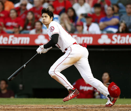 レッズ戦の8回、左前打を放つエンゼルス大谷（共同）