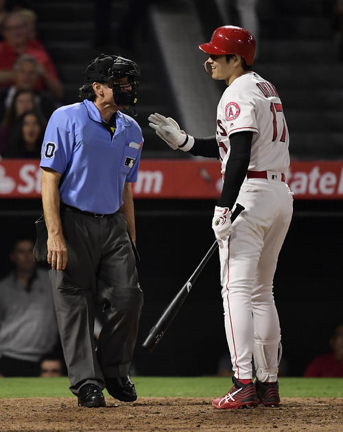 6回、見逃し三振に倒れた大谷（AP）