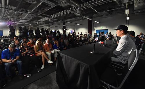 ロンドンシリーズの初戦に先発するヤンキース田中は、前日会見で集まった大勢の報道陣を前に抱負を話す（撮影・菅敏）