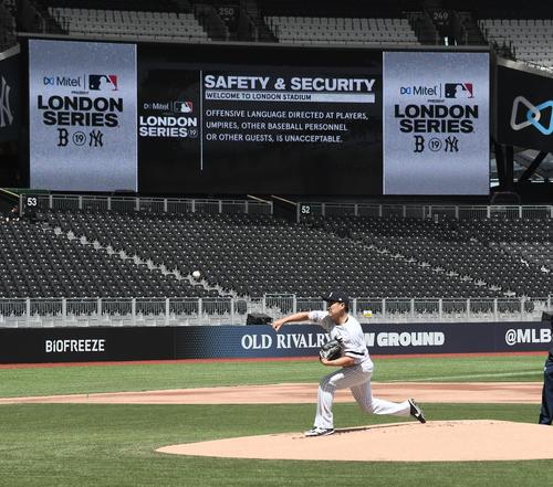 ロンドンシリーズの初戦に先発するヤンキース田中は、マウンドの感触を確かめながら投球練習をする（撮影・菅敏）