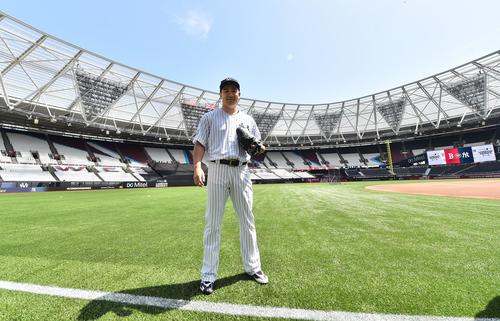 ロンドンシリーズを翌日に控え、初戦に先発するヤンキース田中は、スタジアムをバックにポーズをとる（撮影・菅敏）
