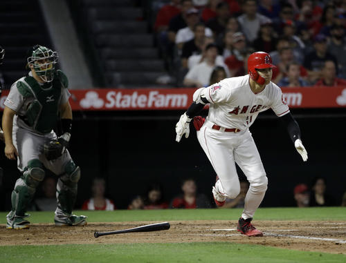 4回、右前安打を放つ大谷（AP）