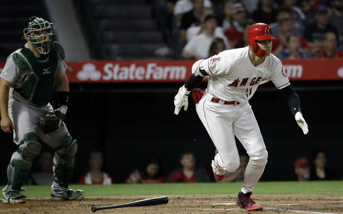 4回エンゼルス大谷はヒットを放つ(AP)