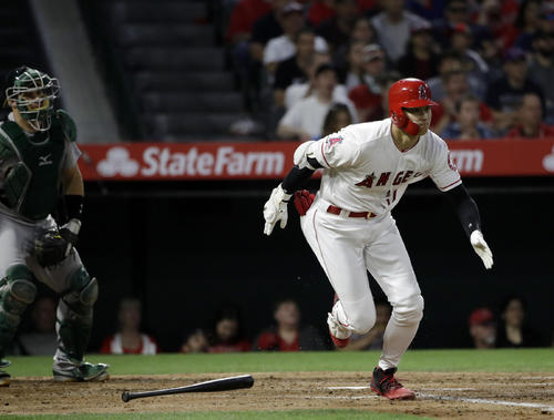 4回裏エンゼルス、右前安打を放つ大谷（AP）