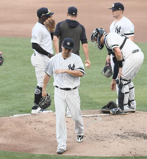 ロンドンシリーズ初戦ヤンキース対レッドソックス　1回途中、4安打6失点で降板するヤンキース田中（撮影・菅敏）
