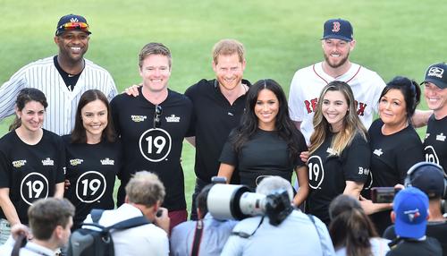 ロンドンシリーズ初戦、試合前のセレモニーに参加し、笑顔で記念写真に納まるウィリアム王子（中央左）とメーガン妃（撮影・菅敏）