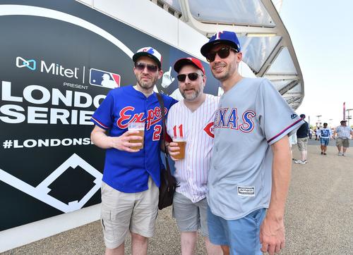 ロンドンシリーズ・レッドソックス対ヤンキース初戦、スタジアムの周辺で盛り上がるMLBファン（撮影・菅敏）
