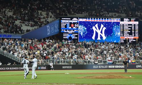1レッドソックスとのロンドンシリーズ初戦で17対13で乱打戦に勝利し、捕手ロマイン（左）と握手をするチャプマン（撮影・菅敏）