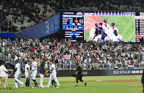 レッドソックスとのロンドンシリーズ初戦で17対13で乱打戦に勝利し、喜ぶヤンキースナイン（撮影・菅敏）