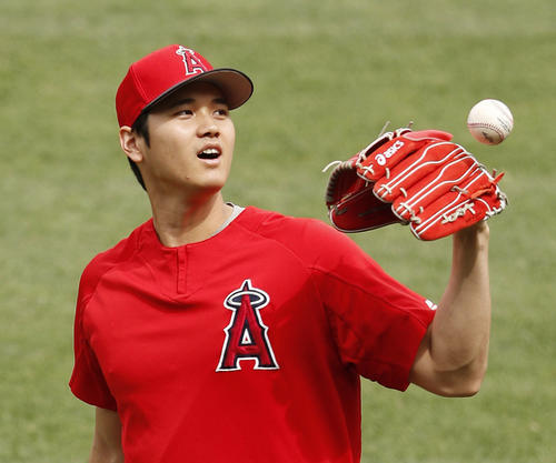 試合前、キャッチボールするエンゼルス大谷（共同）
