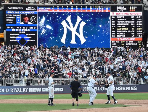 12対8でレッドソックスに勝利し、喜ぶヤンキースナイン（撮影・菅敏）