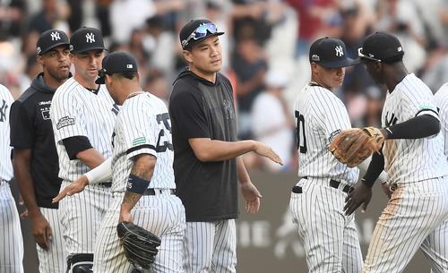 レッドソックスとのロンドンシリーズで勝利し、ナインをタッチで迎えるヤンキース田中（撮影・菅敏）