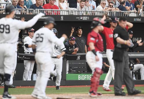 ロンドンシリーズ・レットソックス対ヤンキース第2戦、7回にアーロン・ヒックの適時打にベンチでVサインを見せるヤンキース田中（中央）（撮影・菅敏）