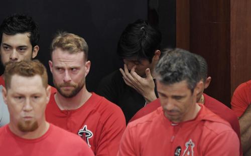 2日の試合後、会見に出席し、トラウトらが語るスカッグス投手への思いを聞き、目頭を押さえるエンゼルス大谷（撮影・菅敏）