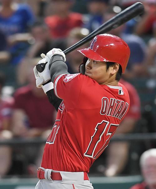 レンジャーズ対エンゼルス　6回表エンゼルス無死、右へ二塁打を放つエンゼルス大谷（撮影・菅敏）