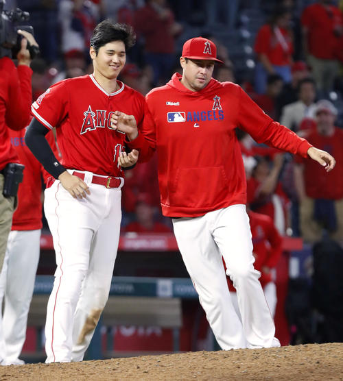 マリナーズに勝利し、笑顔を見せるエンゼルスの大谷翔平（左）とタイラー・スカッグス投手＝6月8日、アナハイム（共同）