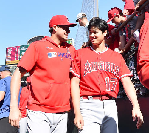 アスレチックスに勝利し、スカッグス（左）と笑顔で引き揚げるエンゼルス大谷（2019年5月29日撮影）