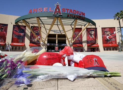死去したエンゼルスのタイラー・スカッグス投手を悼み、本拠地エンゼルスタジアム前に供えられた花束や帽子＝1日、アナハイム（AP＝共同）