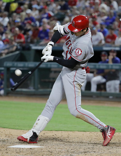 7回、右飛に倒れた大谷（AP）