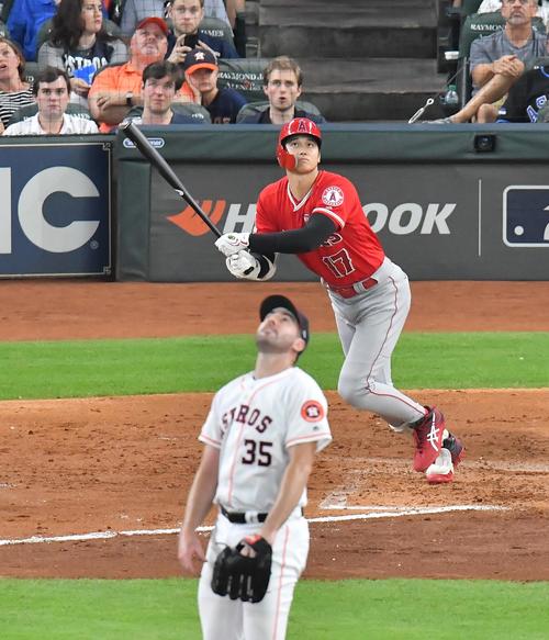 アストロズ対エンゼルス　3回表エンゼルス2死、アストロズ・バーランダーから中越えに13号本塁打を放つエンゼルス大谷（撮影・菅敏）