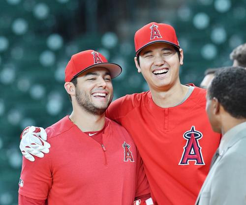 フリー打撃を前にフレッチャー（左）と肩を組むエンゼルス大谷（撮影・菅敏）
