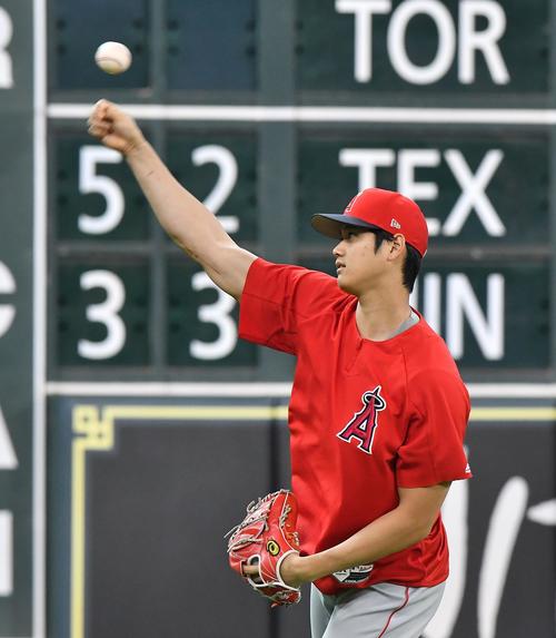 キャッチボールをするエンゼルス大谷（撮影・菅敏）