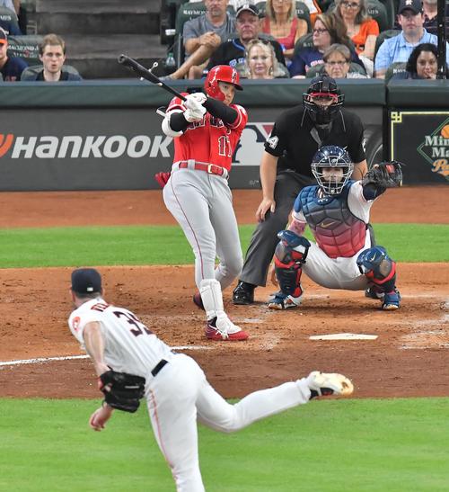 アストロズ対エンゼルス　3回表エンゼルス2死、アストロズ・バーランダーから中越えに13号本塁打を放つエンゼルス大谷（撮影・菅敏）