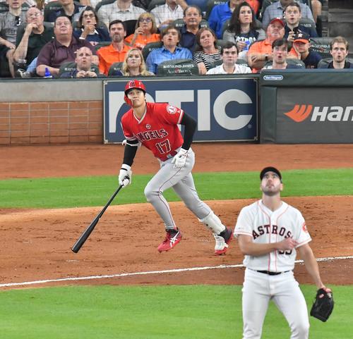 アストロズ対エンゼルス　3回表エンゼルス2死、アストロズ・バーランダーから中越えに13号本塁打を放つエンゼルス大谷（撮影・菅敏）