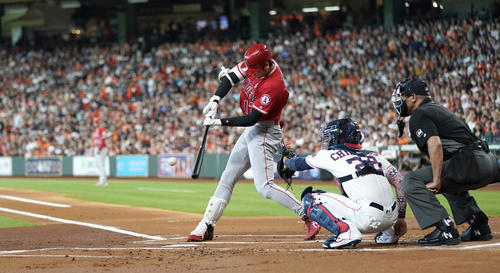 1回、左二塁打を放つ大谷（AP）