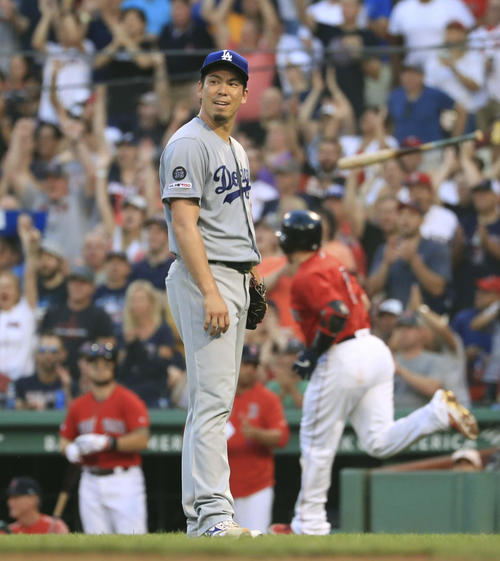 2回、バスケス(右)に本塁打を浴びたドジャース前田(共同)