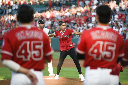 大谷ら全員が 45 でプレー 母デビーさん始球式 mlb 日刊スポーツ 大谷ら全員が 45 でプレー 母デビーさん始球式 mlb 日刊スポーツ