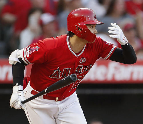 4回、中飛に倒れるエンゼルス大谷（共同）