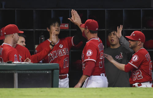 6回、好投したハービー（33）をハイタッチで迎えるエンゼルス大谷（17）（ロイター）