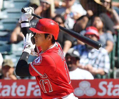 エンゼルス対マリナーズ　7回裏エンゼルス2死、一塁内野安打を放つエンゼルス大谷（撮影・菅敏）