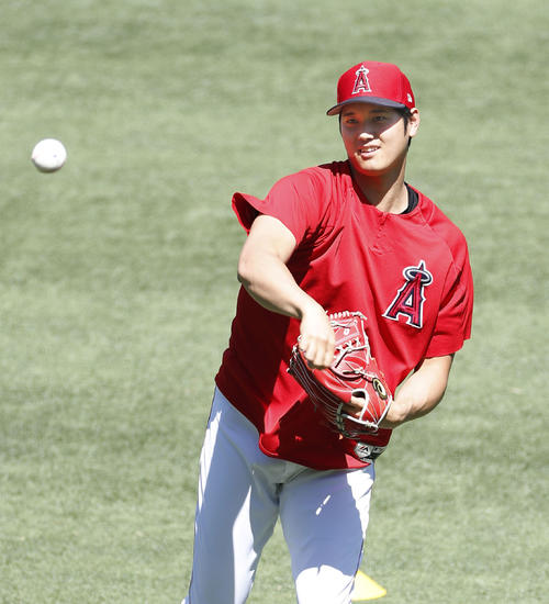 試合前にキャッチボールするエンゼルス大谷（共同）