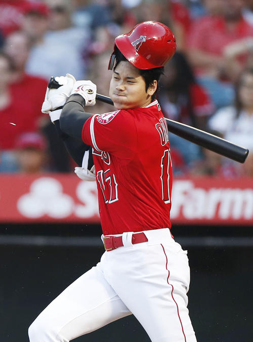 アストロズ戦の1回、先制の遊撃内野安打を放つエンゼルス大谷（共同）