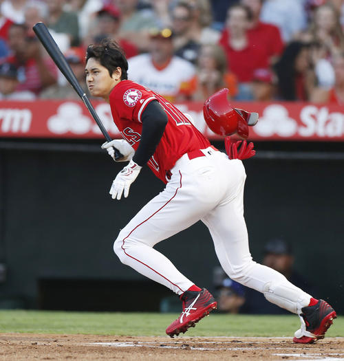 アストロズ戦の1回、先制の遊撃内野安打を放つエンゼルス大谷（共同）