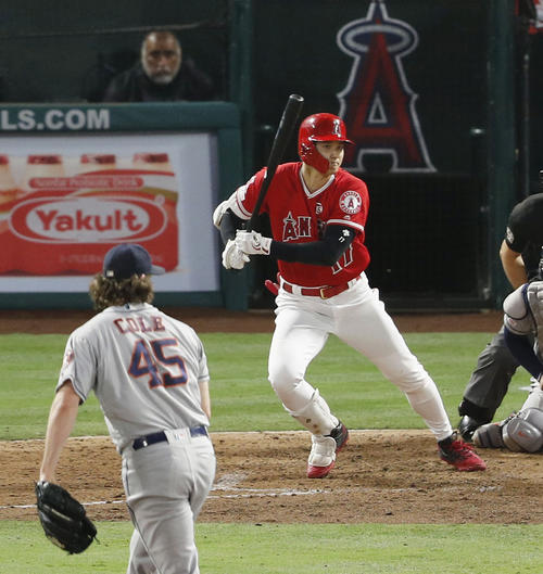 5回、左前打を放つエンゼルス大谷。投手コール（共同）