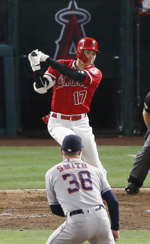8回、中前打を放つエンゼルス大谷（共同）