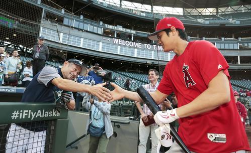 試合前に握手を交わすイチロー氏（左）とエンゼルス大谷（共同）