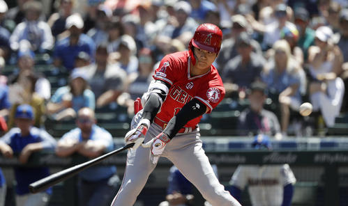 初回、菊池の球をファールする大谷（AP）
