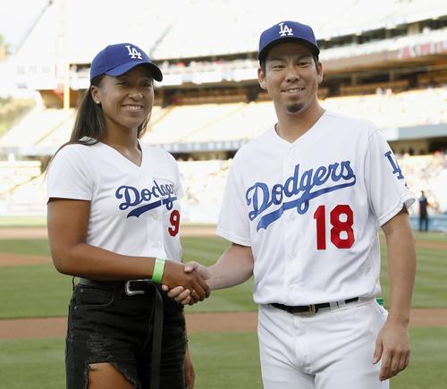 始球式の前に握手を交わす、ドジャース前田と女子テニスの大坂なおみ（共同）