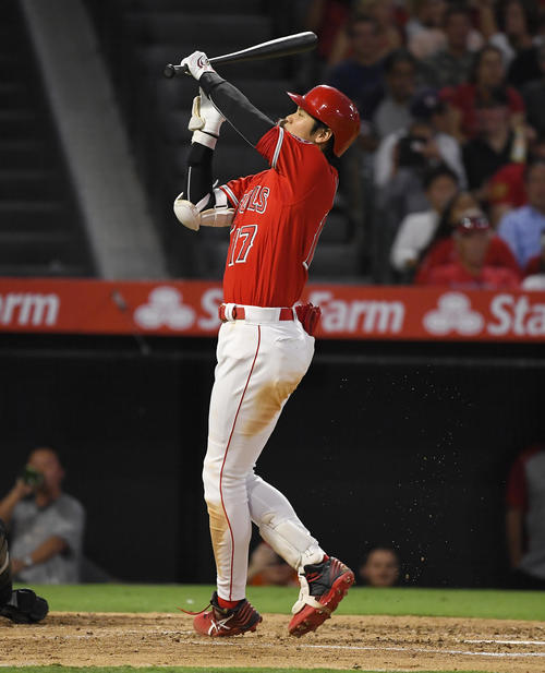3回、死球を受けるエンゼルス大谷（AP）